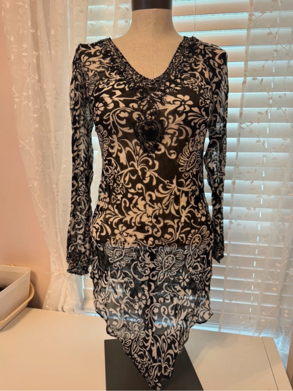 Black & White Floral V-Neck Long-Sleeve Tunic Blouse